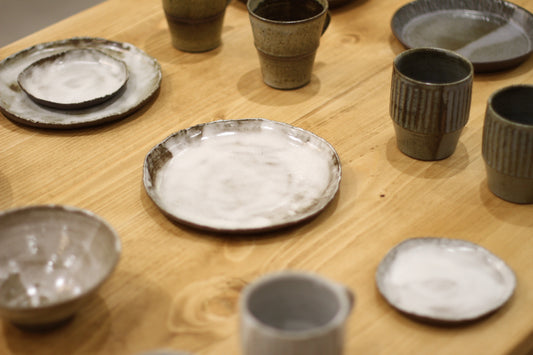 煙白釉 | 手捏不規則圓盤